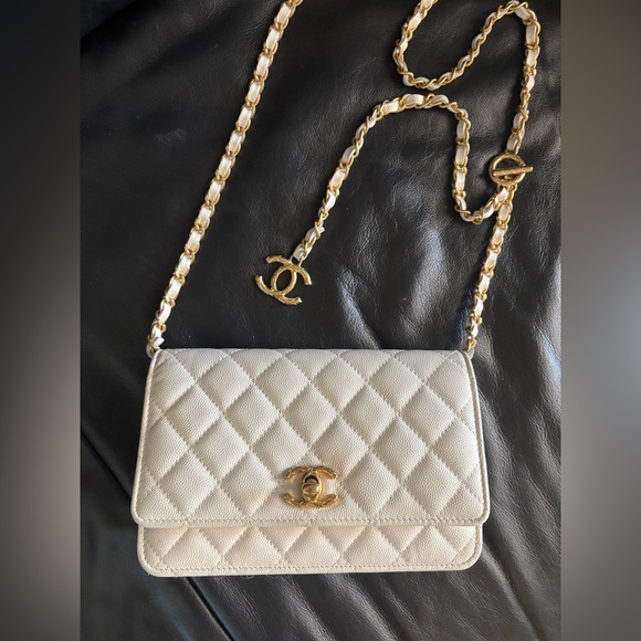 Chanel White and Gold Crossbody Bag with Quilted Design - Picture 1 of 5
